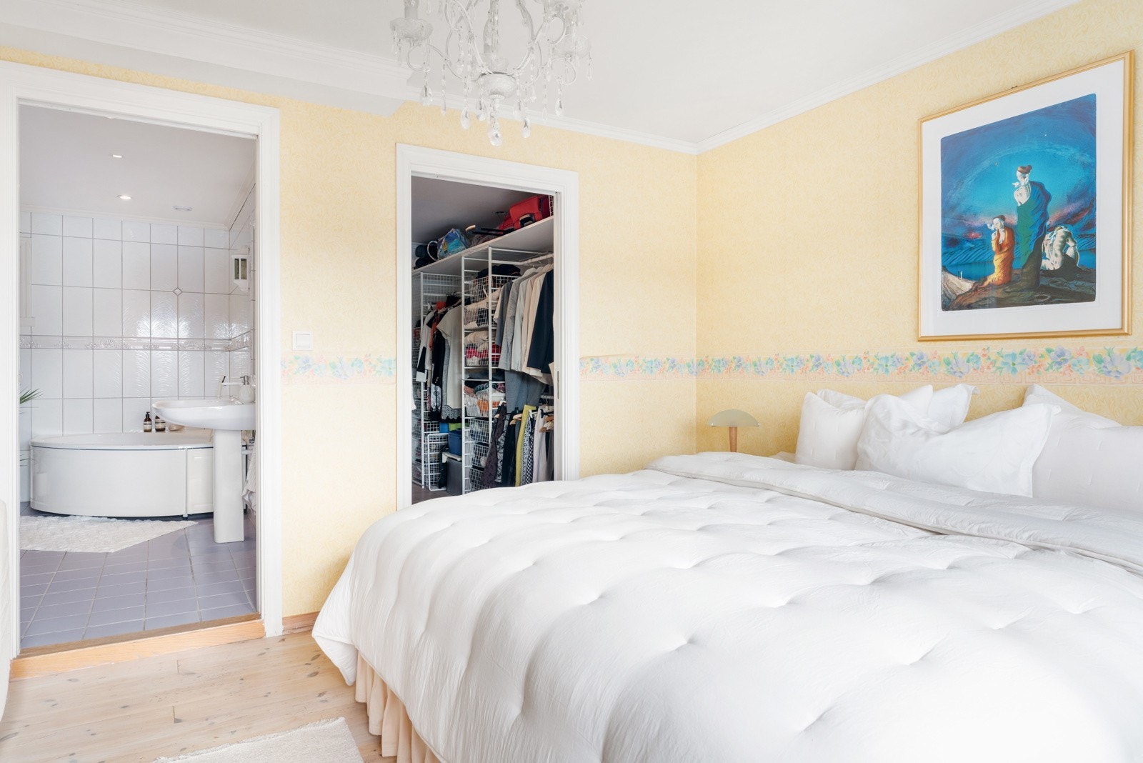 - Soverommet er 13,9 m² og har egen walk-in garderobe - Galleribilde