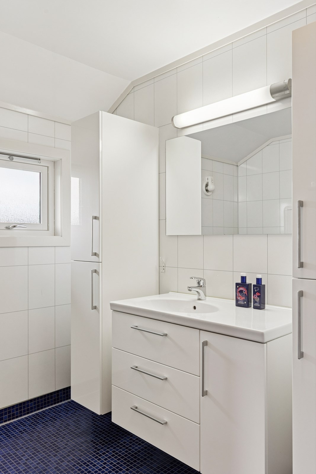Badet er ellers utstyrt med dusjkabinett og baderomsinnredning med nedfelt servant. Galleribilde