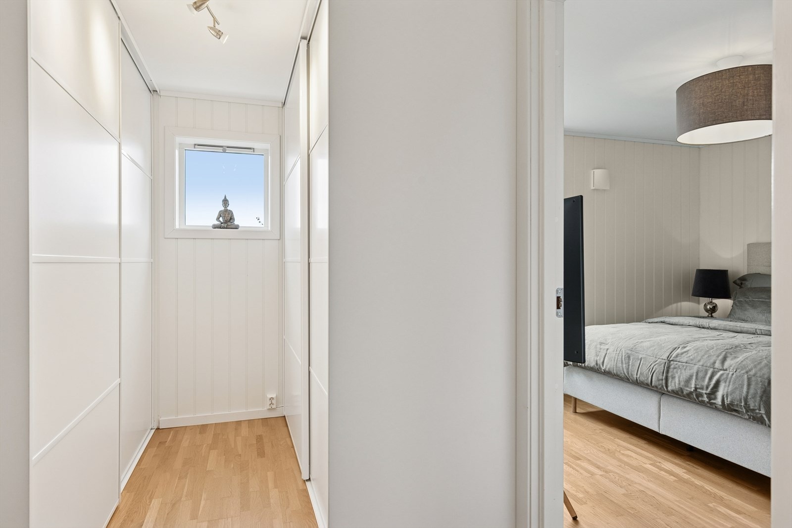 Garderoberom mellom bad og soverom er utstyrt med stor garderobe som gir god lagringsplass. Galleribilde