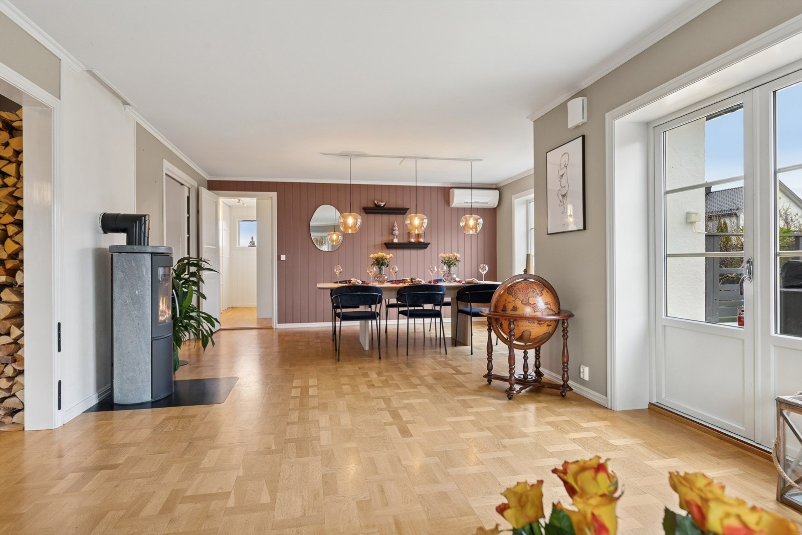 Her har man god plass til å møblere i flere soner med både sofa- og spisegruppe. Galleribilde