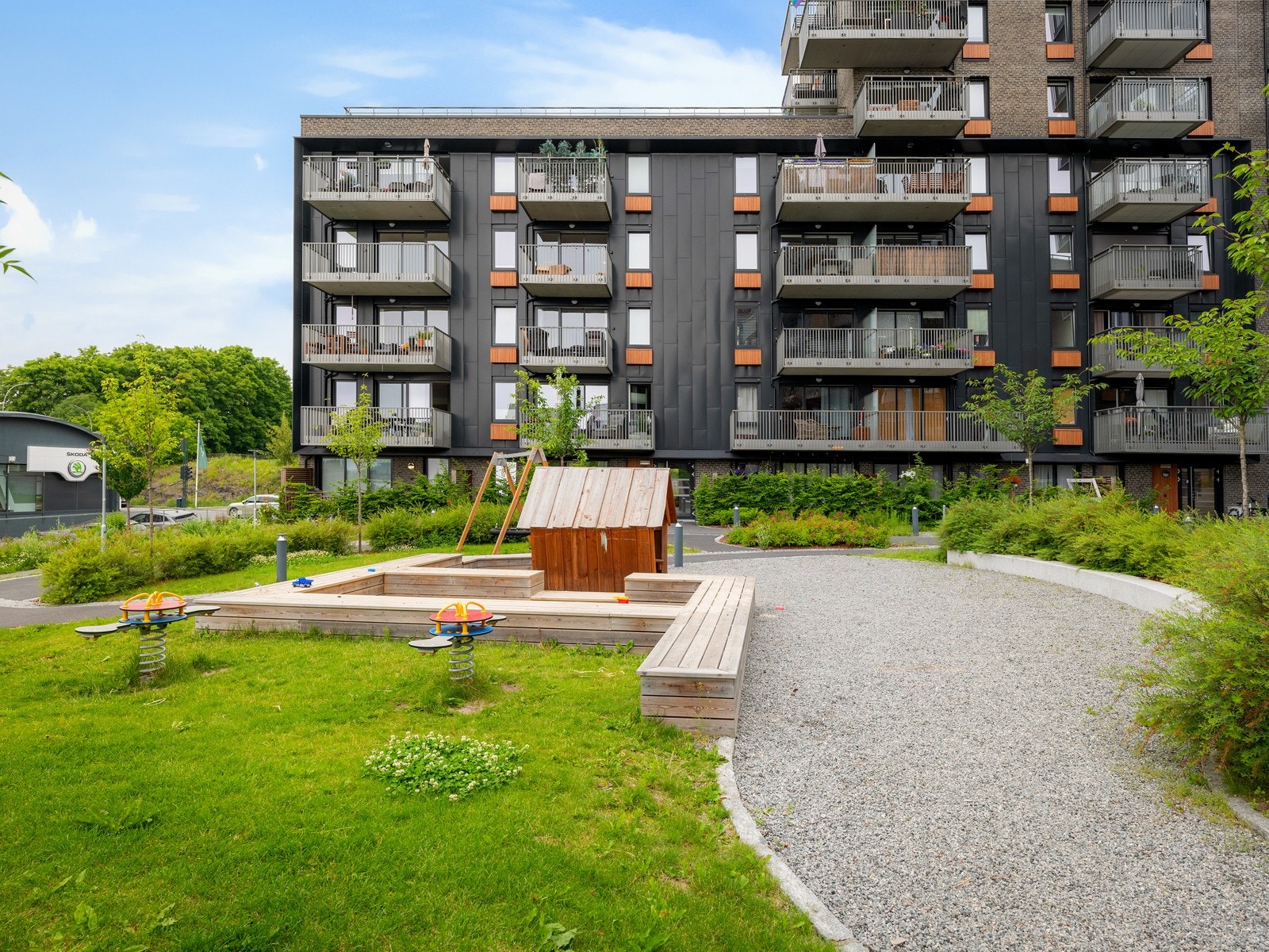 Eiendommen er pent opparbeidet med asfalterte internveier, grøntarealer og variert beplantning samt sittegrupper og lekeapparater. Det er en stor takterrasse til bruk for alle beboere. Galleribilde