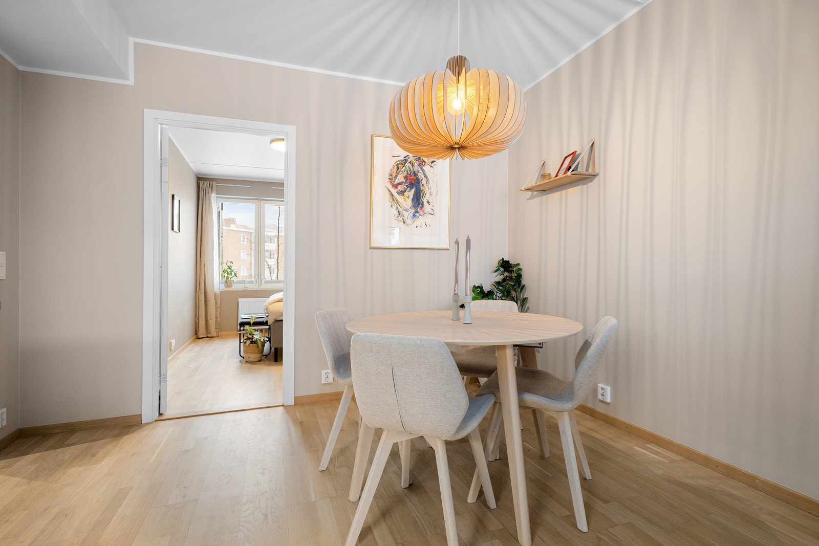 I tilknytning til kjøkkenet, er det god plass til spisebord med to ileggsplater. Galleribilde