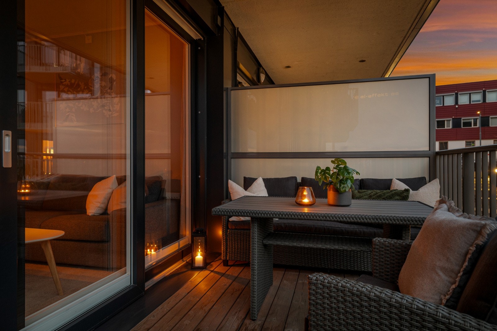 Romslig balkong med god plass til sittegruppe og grill. Galleribilde