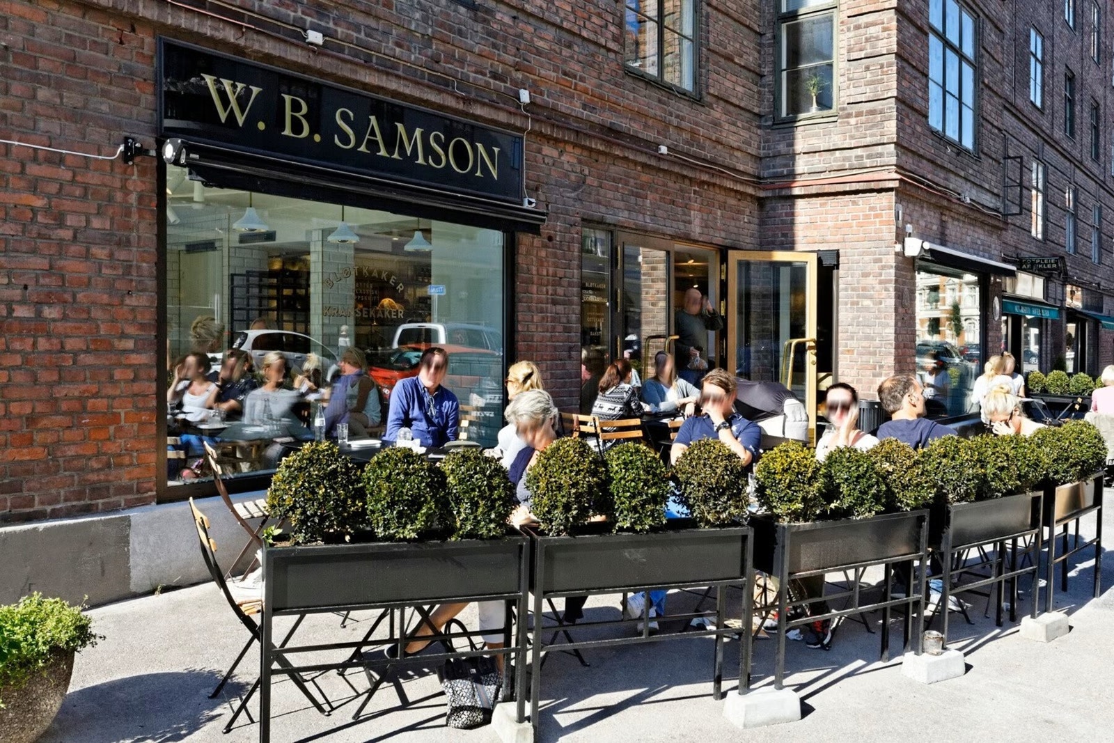 Det er kort vei til populære spisesteder, hyggelige fortauskaféer og kaffebarer. Galleribilde