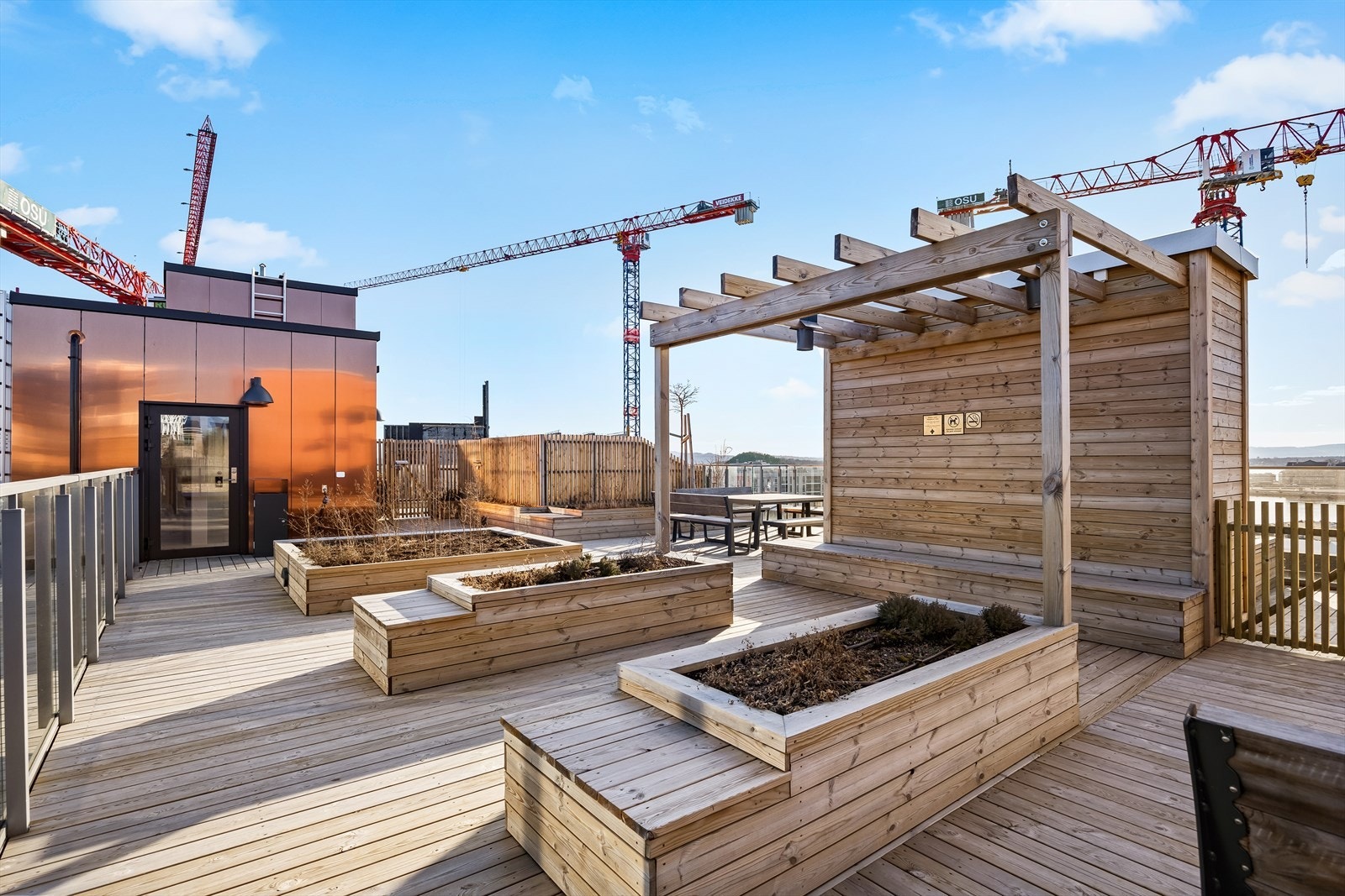 Felles takterrasse med svært gode solforhold. Takterrassen ligger i samme oppgang. I tillegg så har man adkomst til 6 andre takterrasser i sameiet. Galleribilde