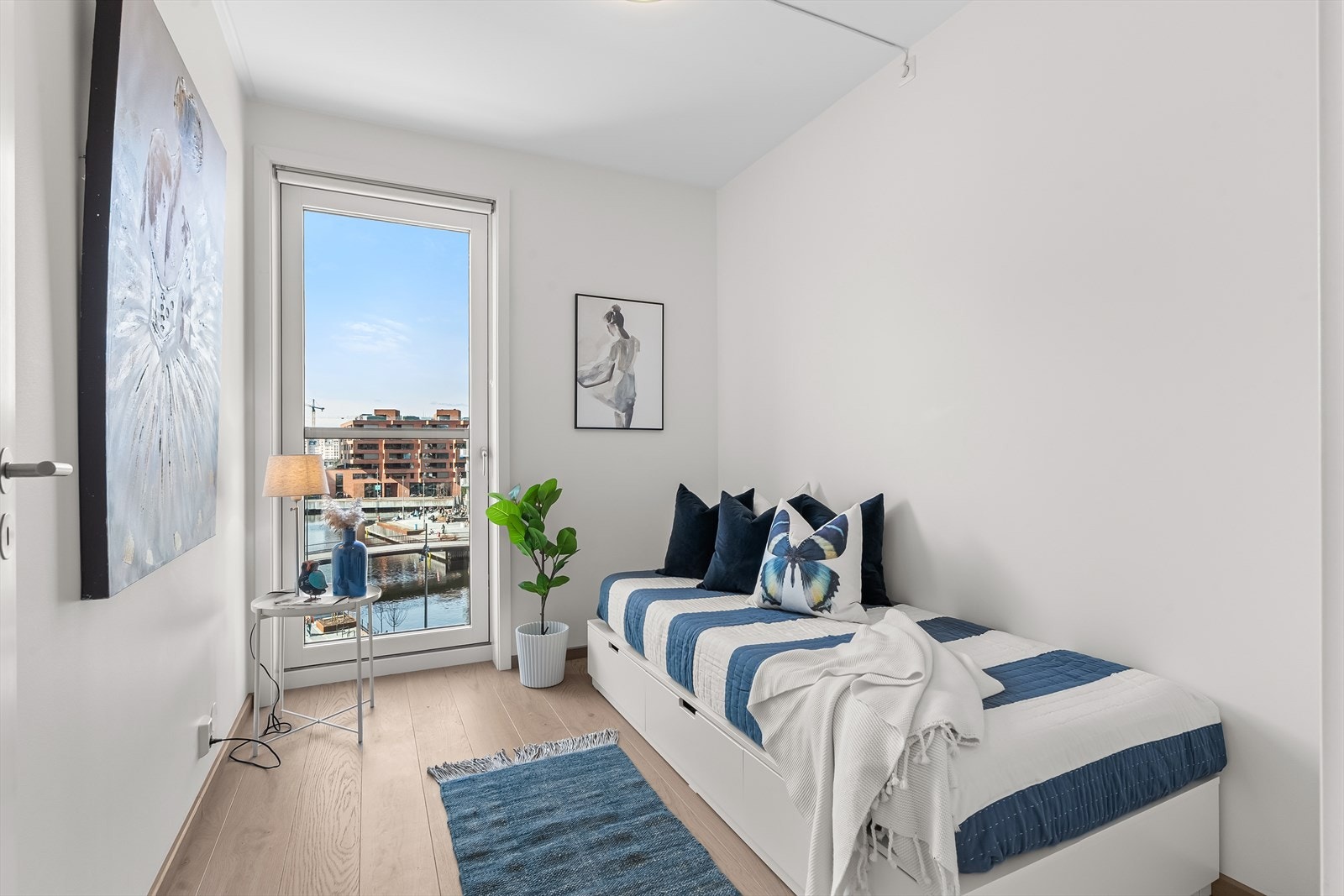 Soverom nummer to egner seg godt som barnerom, gjesterom eller kontor, avhengig av behov. Galleribilde