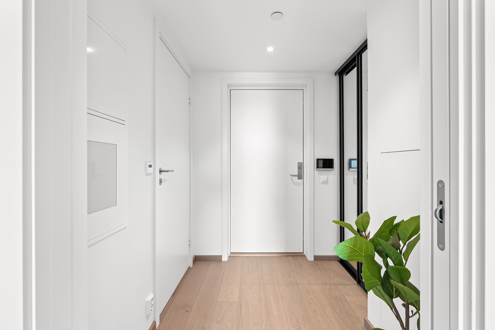 Leiligheten ønskes velkommen av en innbydende entré. Det er etablert en romslig skyvedørsgarderobe med speilfronter for oppbevaring av yttertøy og sko. Galleribilde