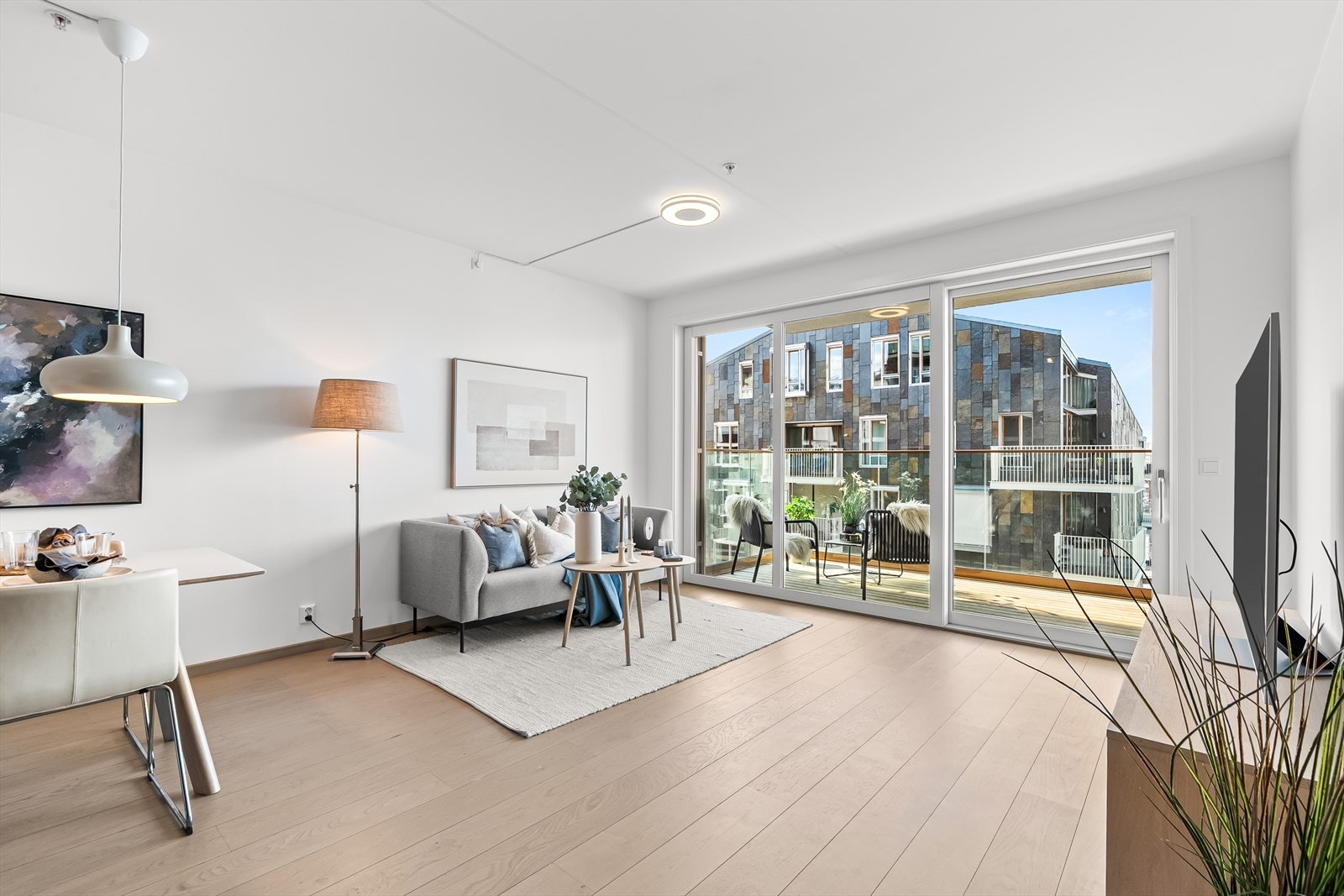 Stuen fremstår som et naturlig oppholdsrom med god plass til både sofagruppe og spiseplass. Galleribilde