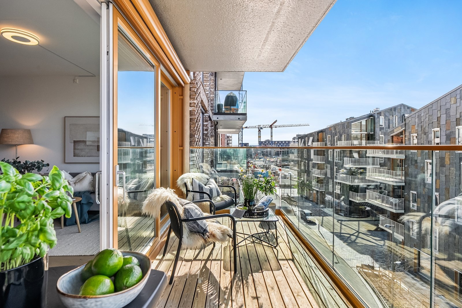 Solrik balkong med god plass til utemøblement, grill, beplantning m.m Galleribilde