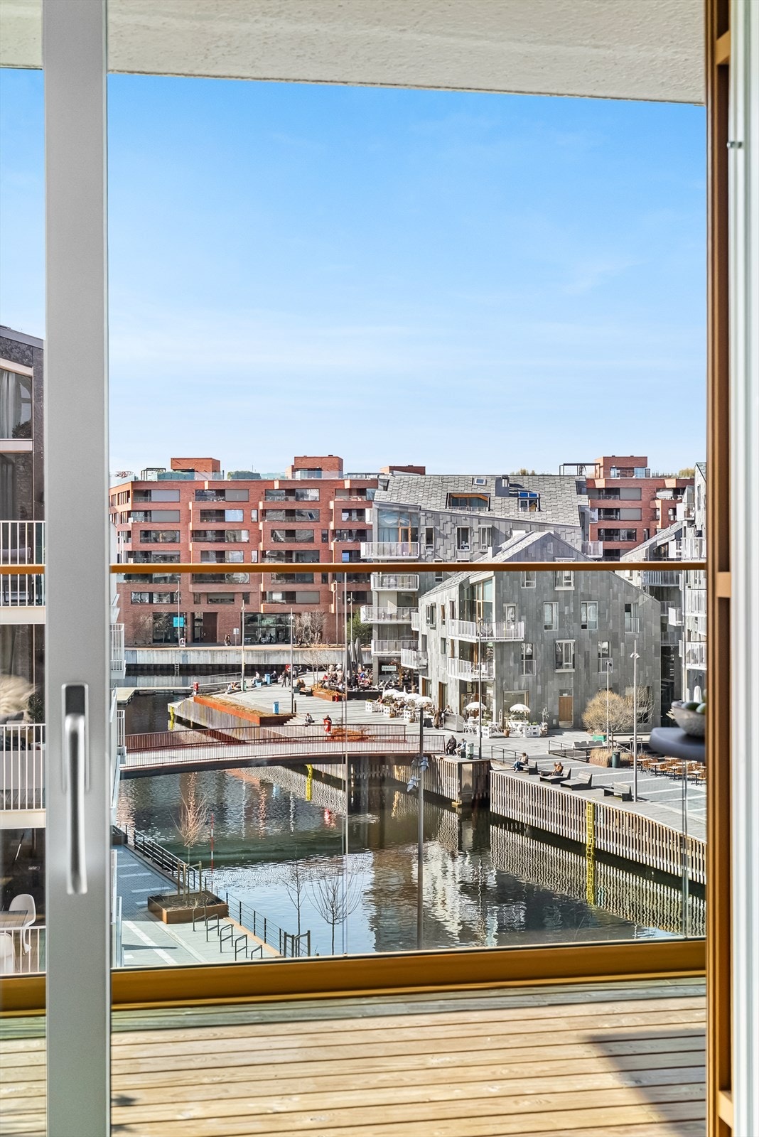 Balkongen gir en fin forlengelse av stuen om sommeren og har en utsikt som må oppleves! Galleribilde