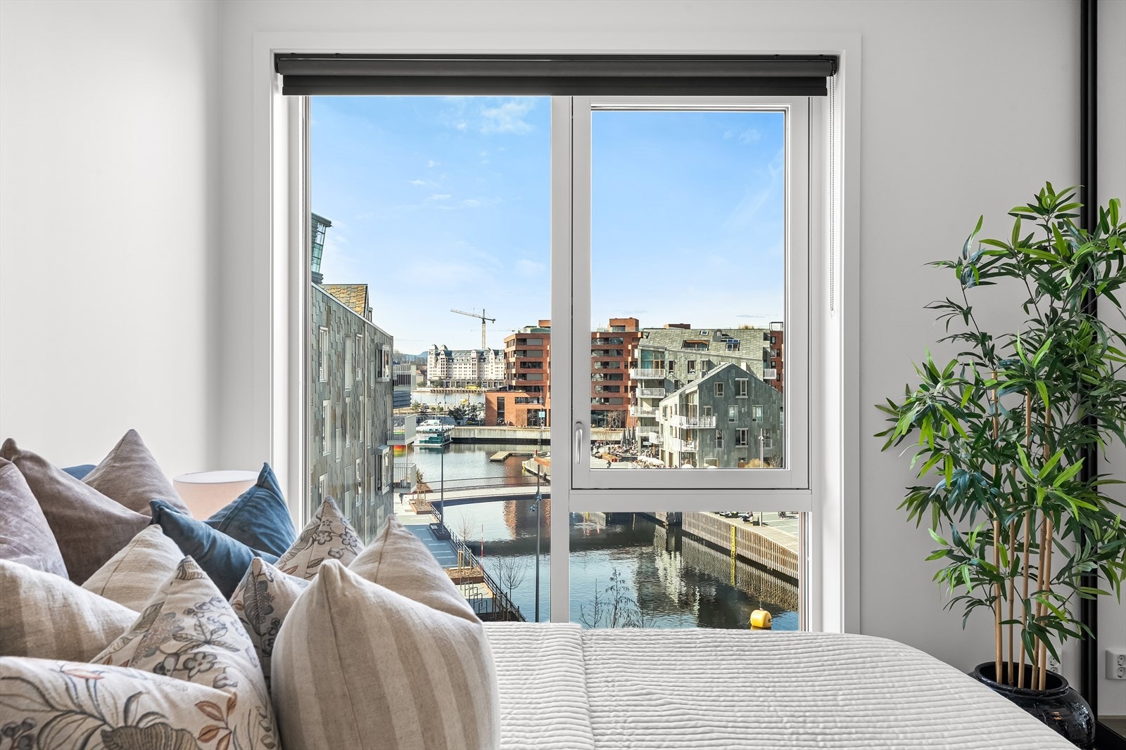 Store vinduer mot vannet fra samtlige vinduer i leiligheten. Flott utsikt å våkne opp til. Galleribilde