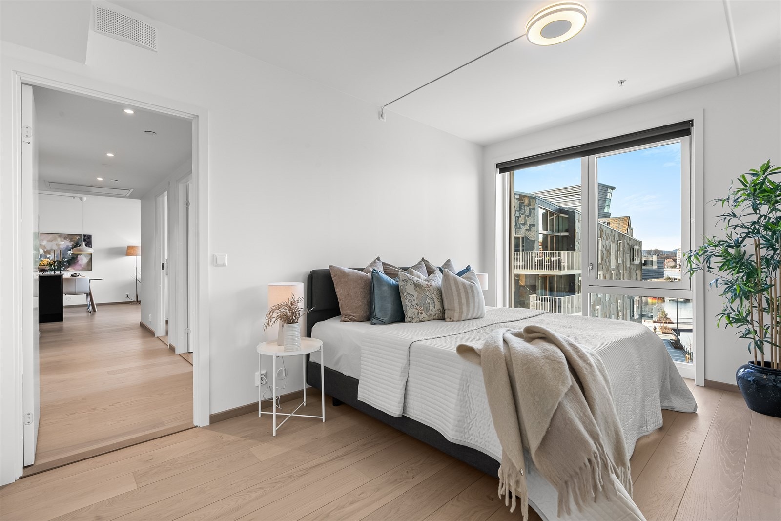 Romslig hovedsoverom med god plass til dobbeltseng, nattbord m.m. Galleribilde