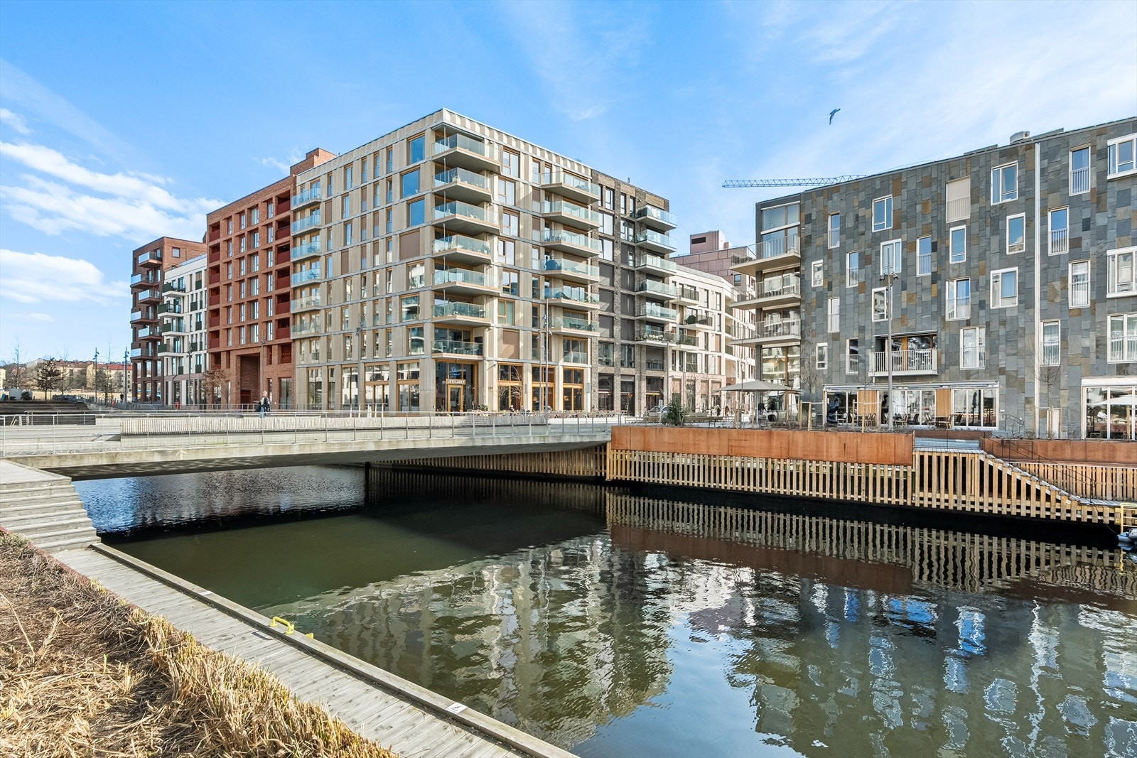 Leiligheten er attraktivt beliggende i Bjørvika som har på kort tid blitt en av Oslos mest attraktive og moderne bydeler. Galleribilde
