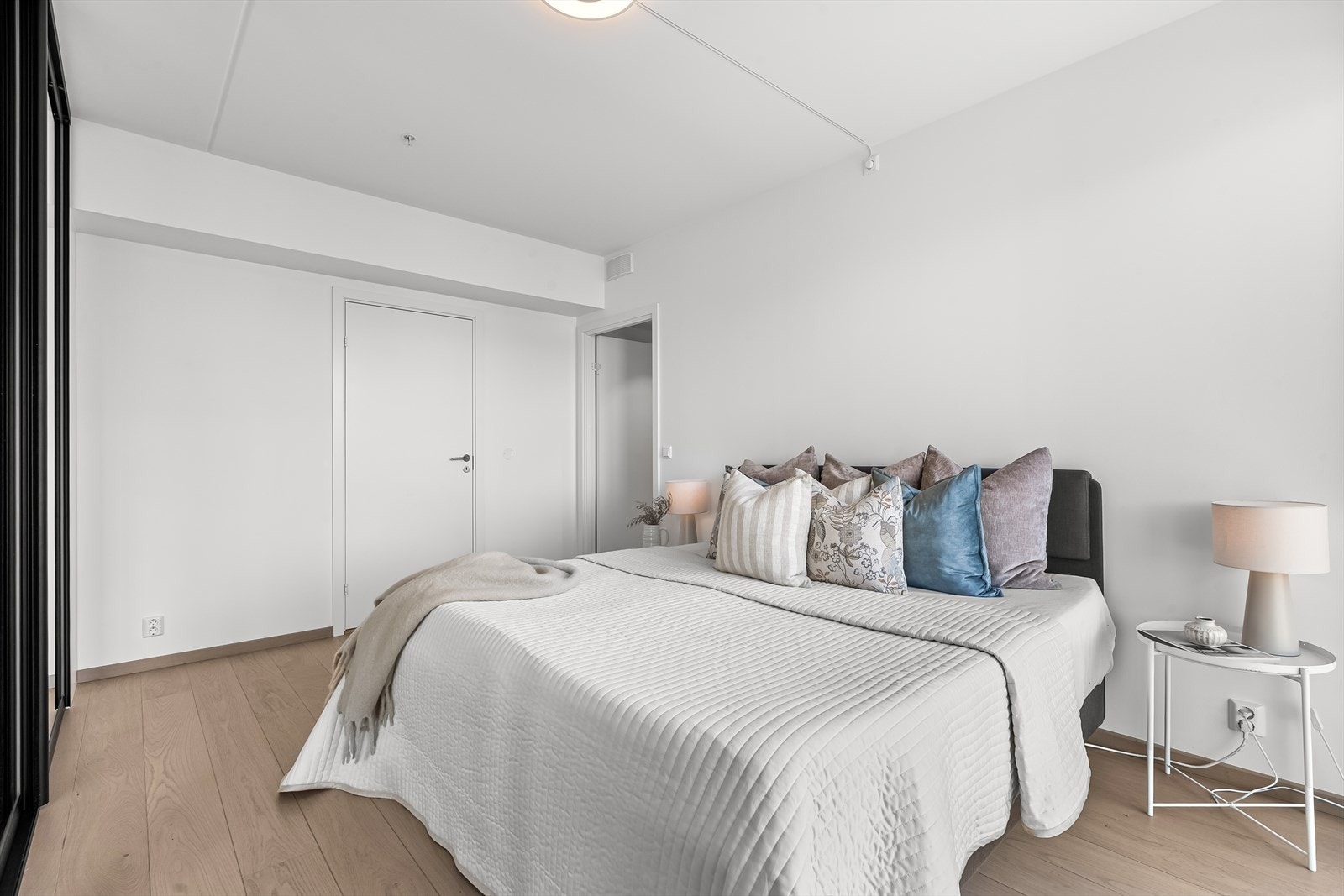 Tilgang til eget bad en-suite fra hovedsoverommet Galleribilde