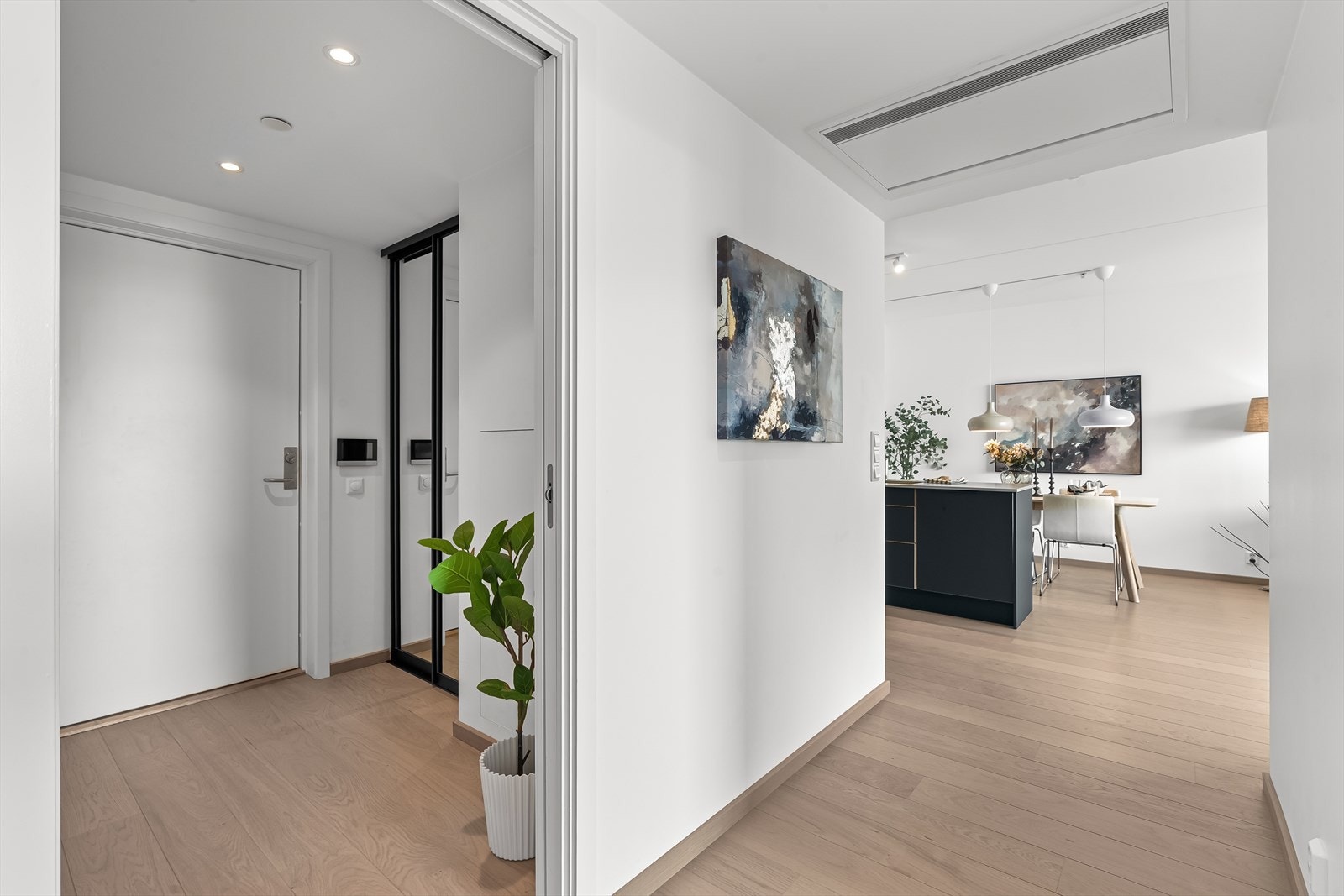 Her får man et godt førsteinntrykk av boligen, med gjennomgående malte flater og enstavs eikeparkett som bidrar til en helhetlig og stilren ramme. Galleribilde