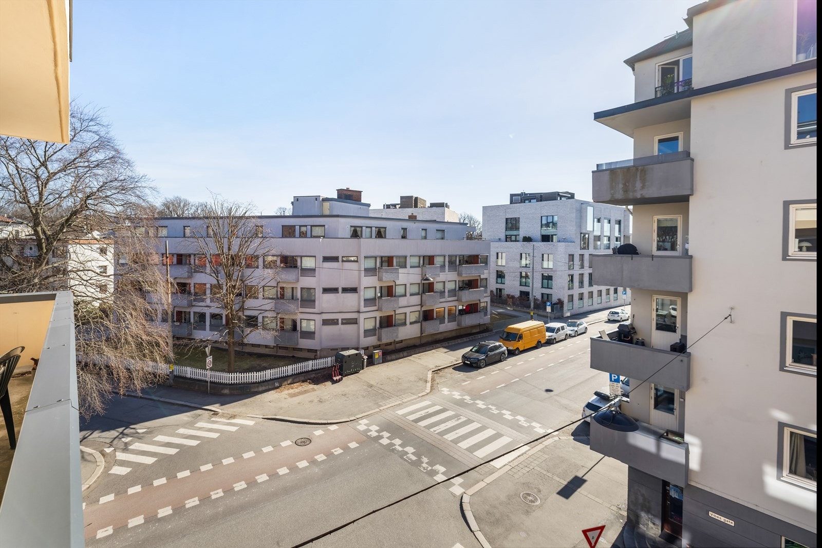 Balkongen er sydøstvendt hvor du kan nyte solen fra formiddag til tidlig ettermiddag Galleribilde