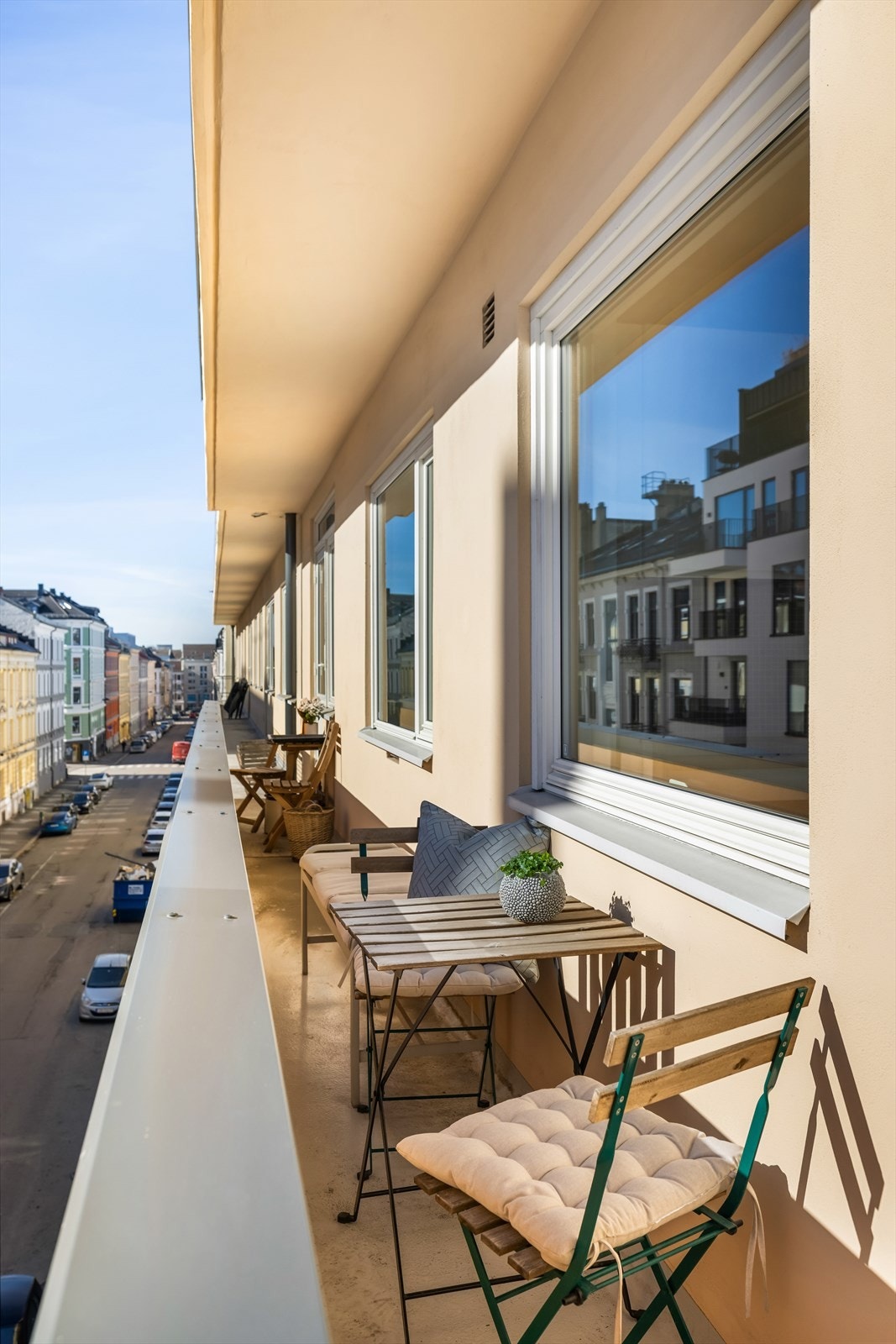 En lys og lekker 2-roms med sydøstvendt brannbalkong Galleribilde