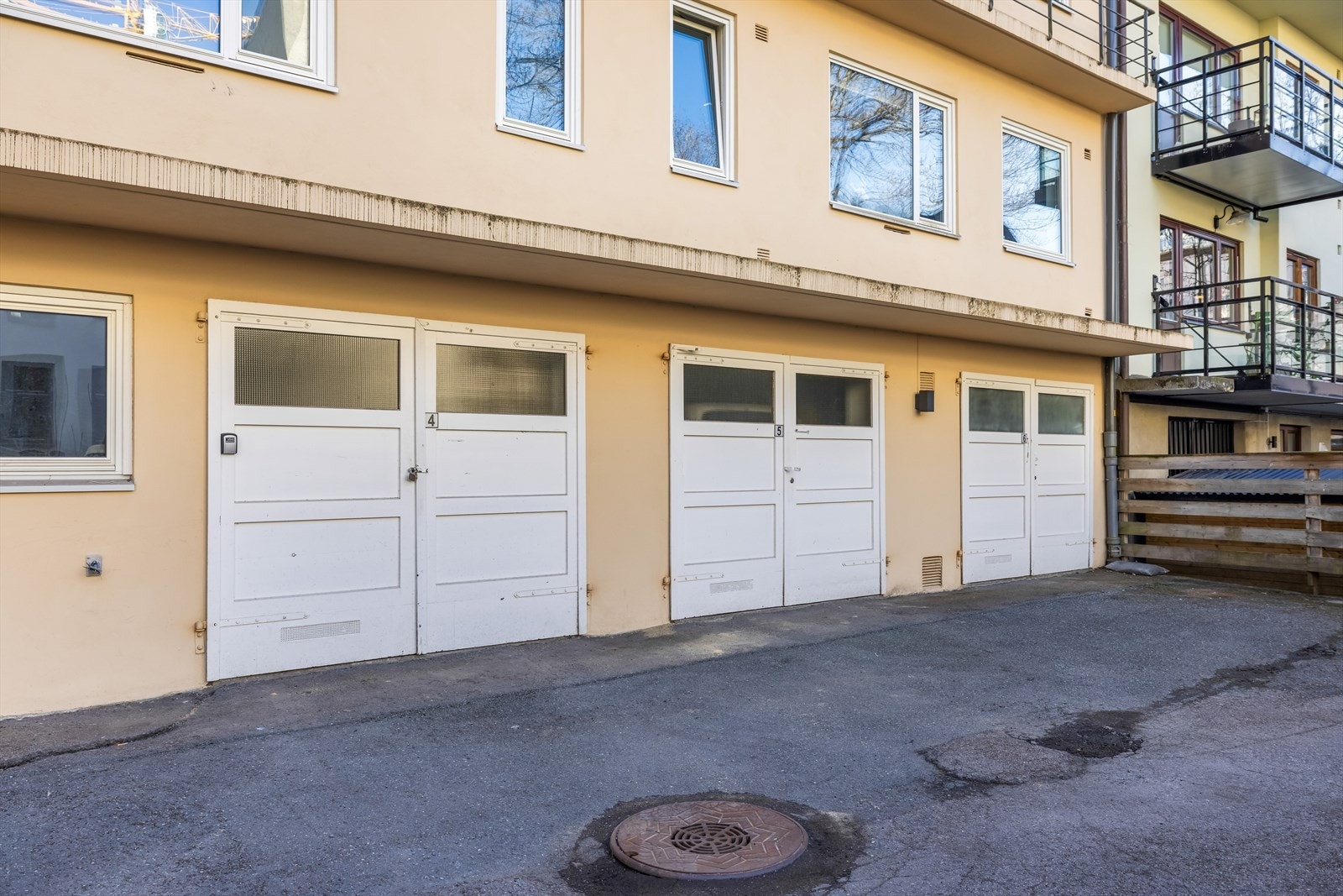 Mulighet for leie av biloppstillingsplass og garasjeplass i bakgården etter venteliste Galleribilde