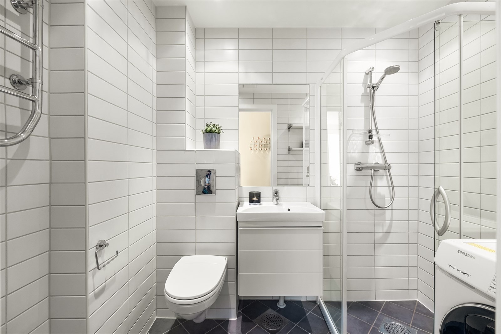 Pent flislagt bad med tilgang fra entréen. Badet ble pusset opp i regi av sameiet i 2009 Galleribilde