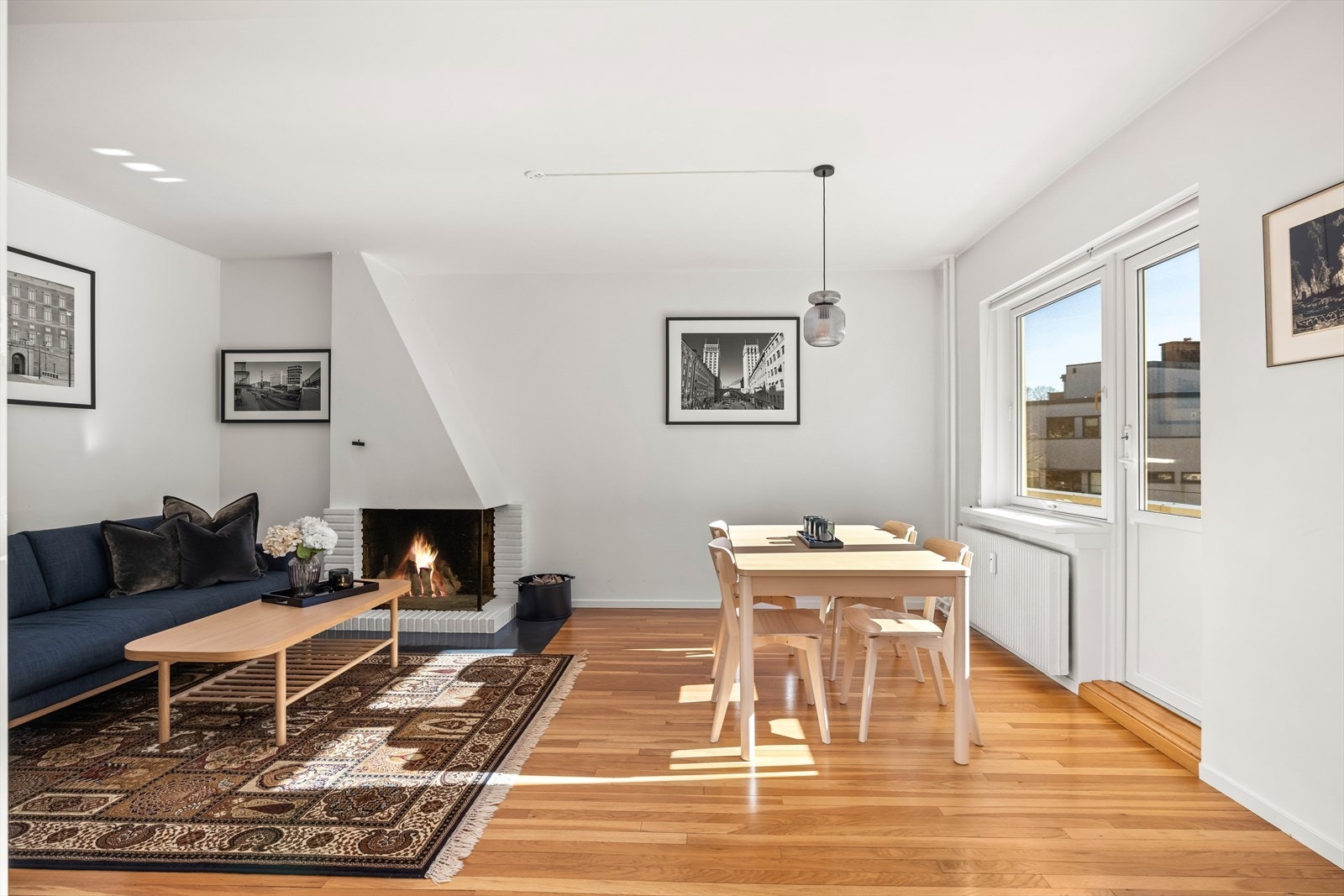 Romslig stue med god gode møbleringsmuligheter Galleribilde