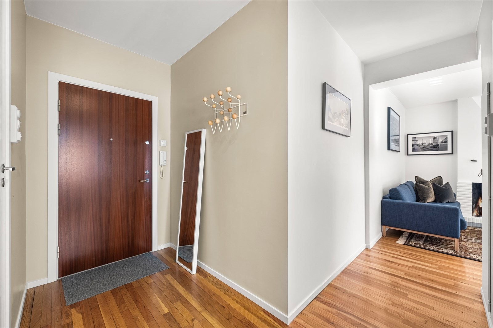 Velkommen inn! Luftig entré med tilgang til boligens øvrige rom Galleribilde