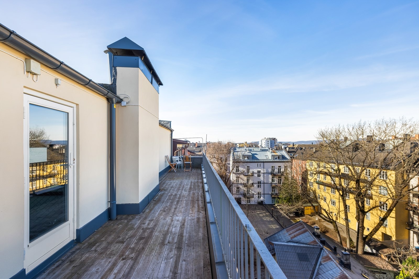Felles takterrasse hvor du kan nyte kveldssolen Galleribilde
