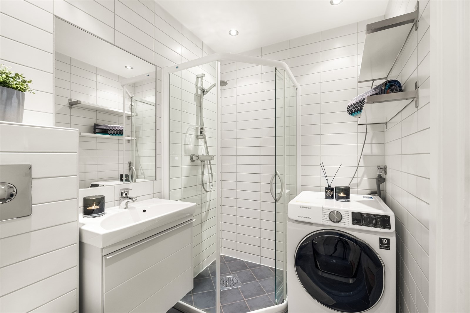 Opplegg for vaskemaskin og tørketrommel på badet Galleribilde