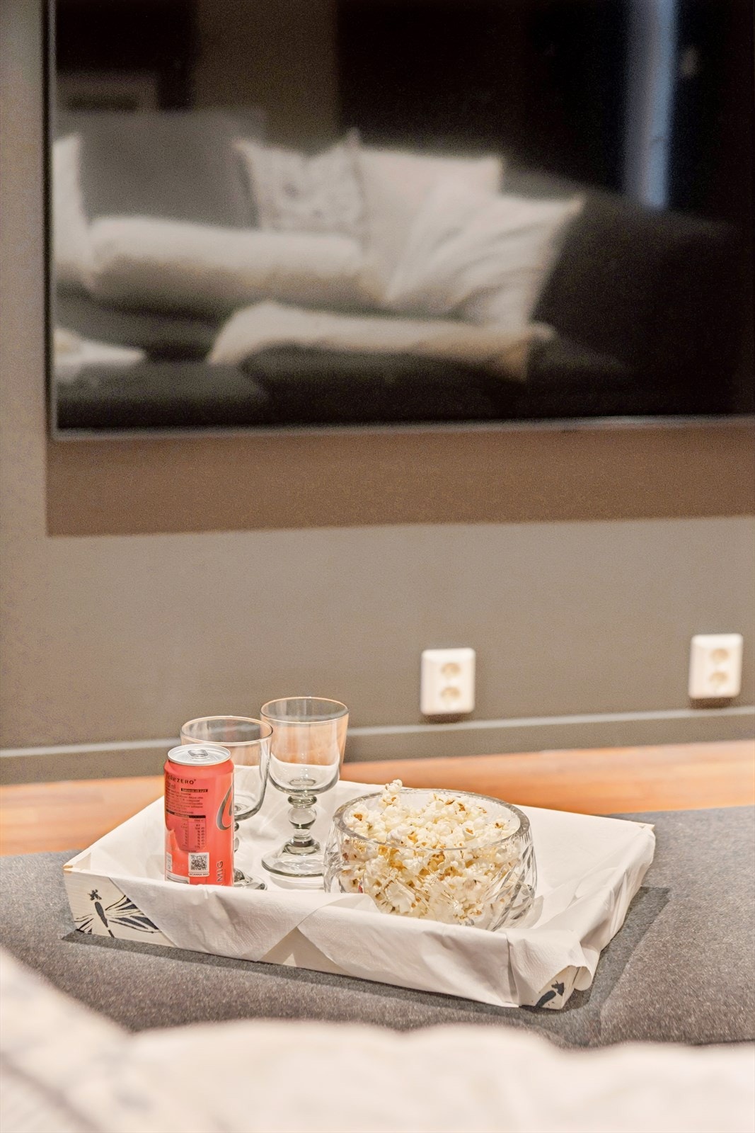 Den perfekte kinoopplevelsen: en bolle med frisk popcorn og en iskald brus, klare for en filmkveld fylt med spenning, latter og koselige pauser. Galleribilde