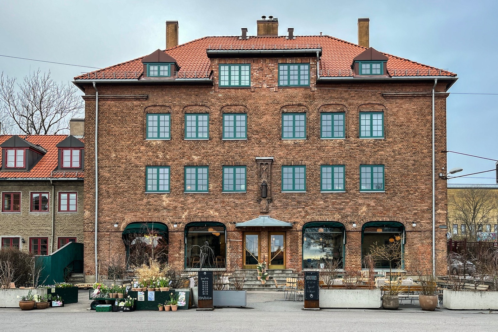 Flere hyggelige kafeer og spisesteder i nærområdet. I Lille Tøyen Hageby finner man blant annet Åpen bakeri. Galleribilde