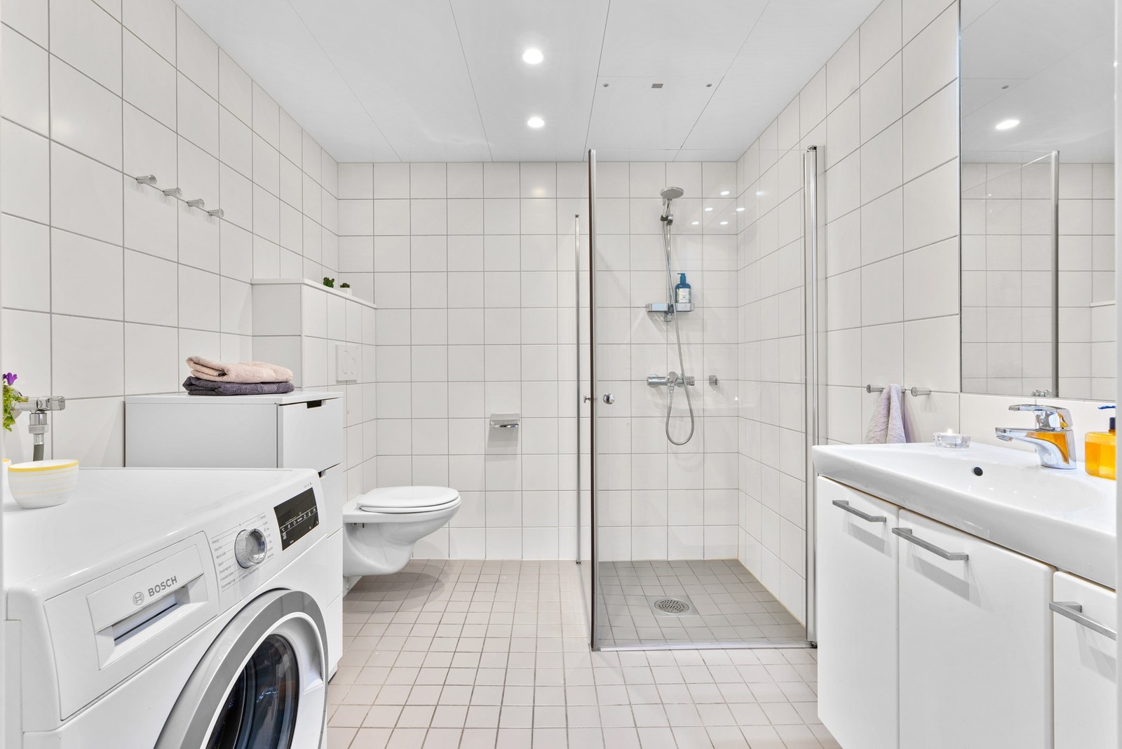 Fra entréen er det tilgang til baderommet. Badet er av god størrelse. Galleribilde
