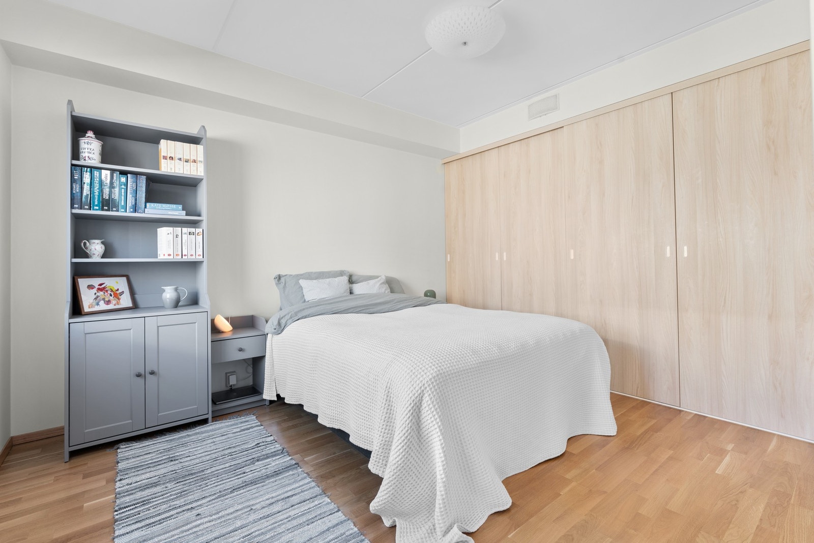 Rommet er innredet med stor skyvedørsgarderobe. Galleribilde