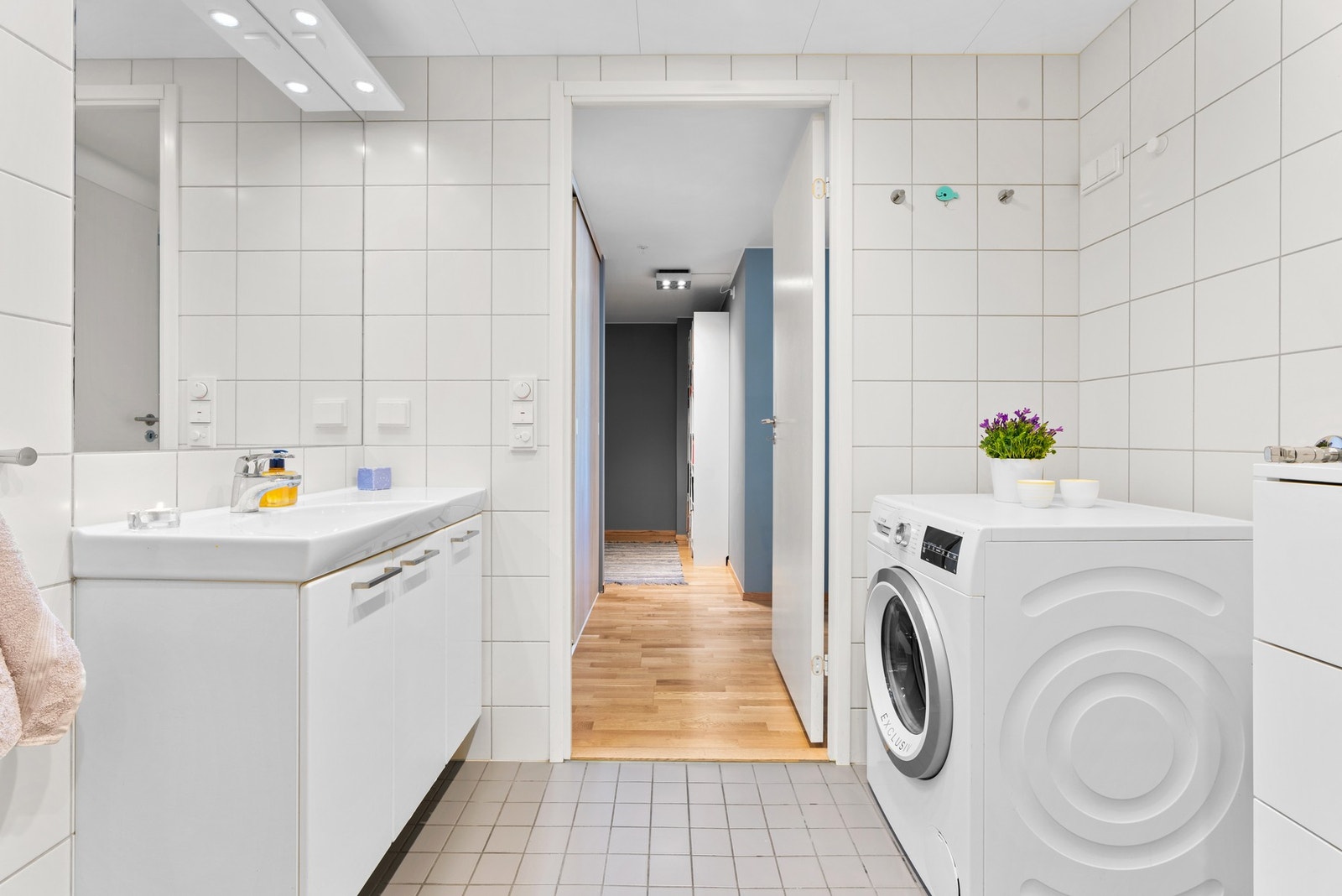 Det er varme i gulv og downlights i tak. Galleribilde