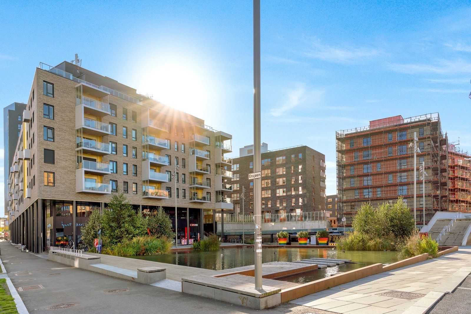 Kort spasertur til Ensjø Torg (T-bane 1-4) Galleribilde