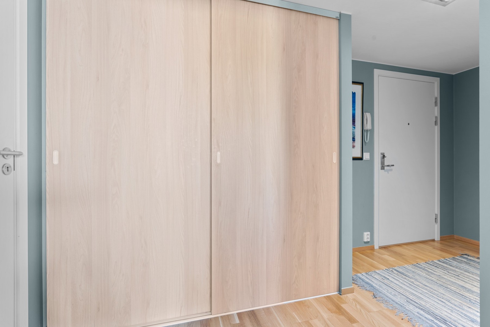 Entréen er innredet med skyvedørsgarderobeskap. I tillegg er det god plass til ytterliggere entrémøblement hvis ønskelig. Galleribilde