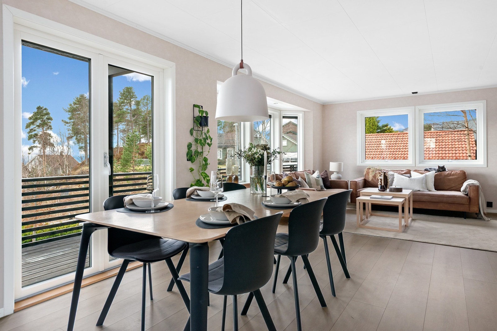 Det er god plass til å samle familie og venner rundt stort spisebord Galleribilde