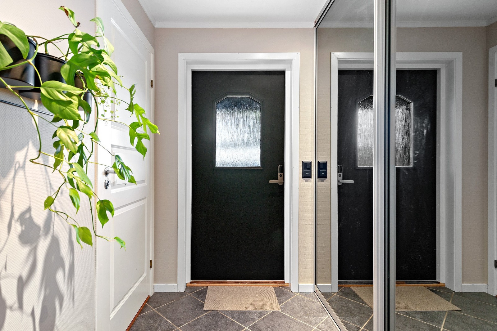 Entre med skyvedærsgarderobe Galleribilde