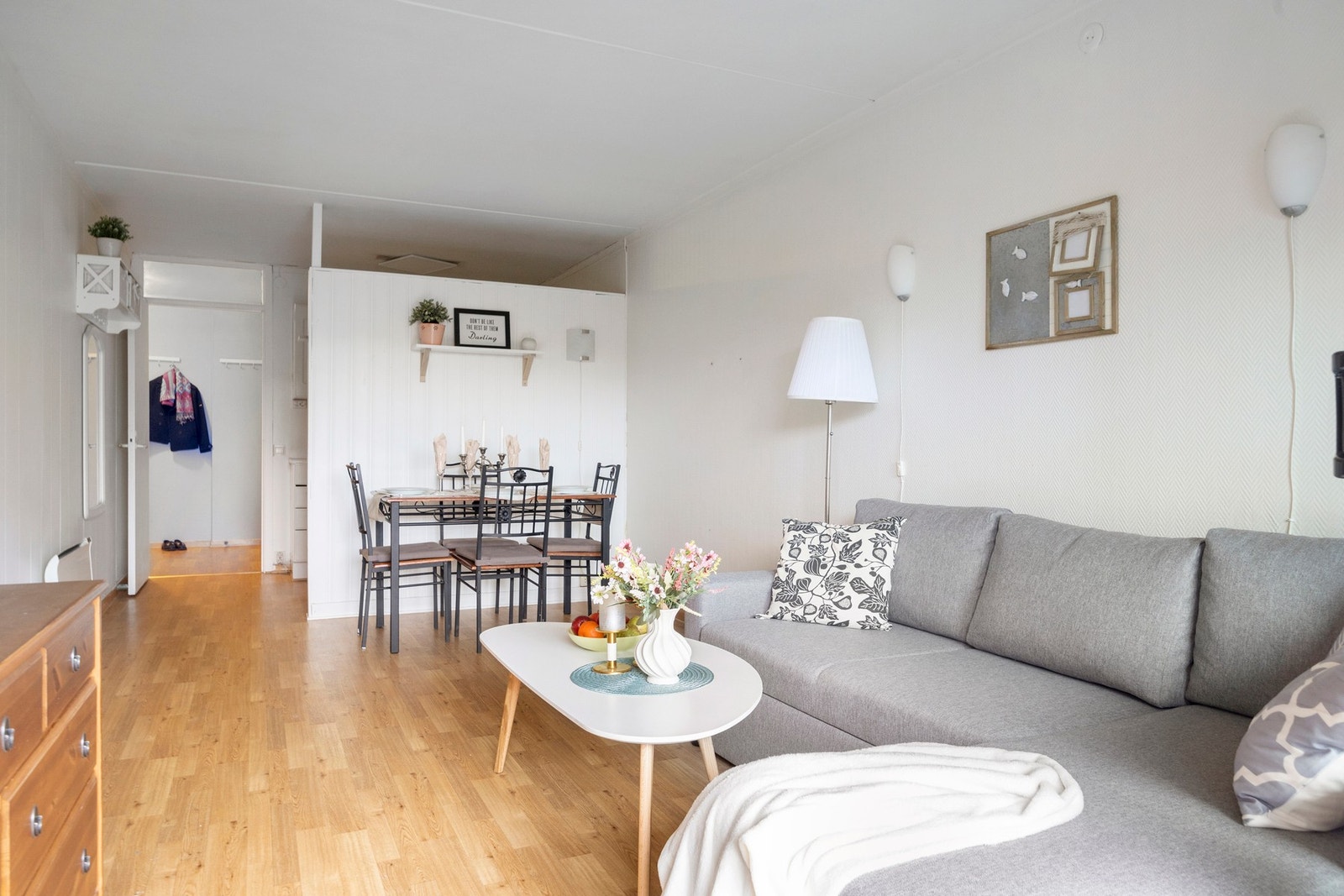 I stuen er det plass til både sofa, medievegg og spisestuemøblement. Galleribilde