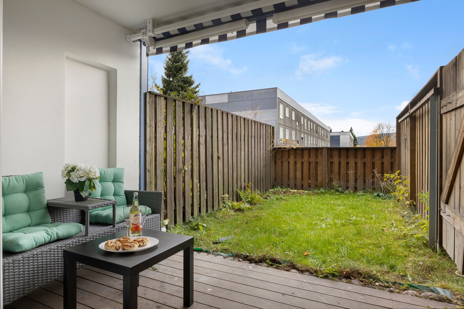 På solrike dager kan du enkelt skyve opp terrassedøren og forlenge stuen ut i det fri. Galleribilde