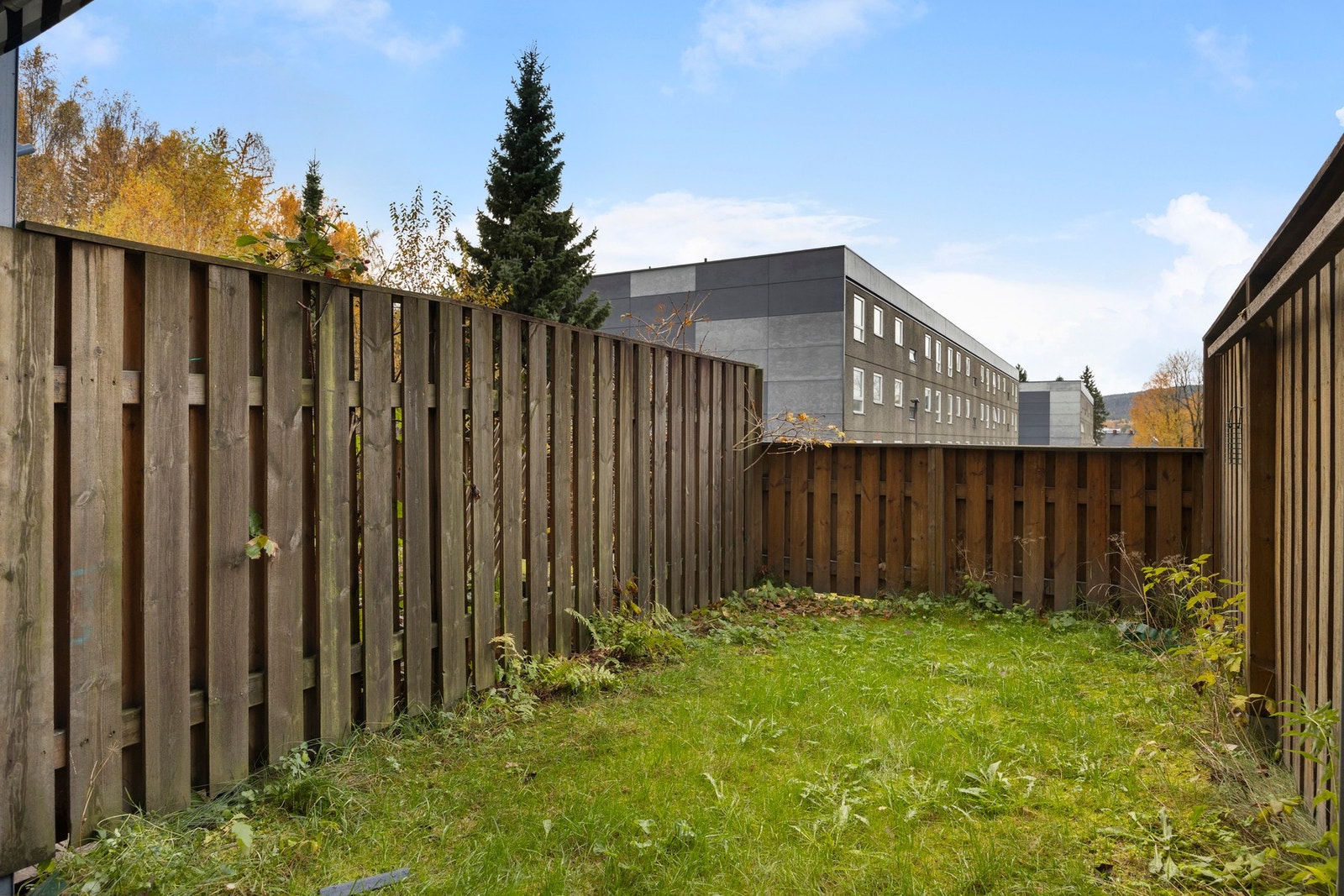 Her venter en vestvendt terrasse på 5 m² med tilhørende hagedel. Galleribilde