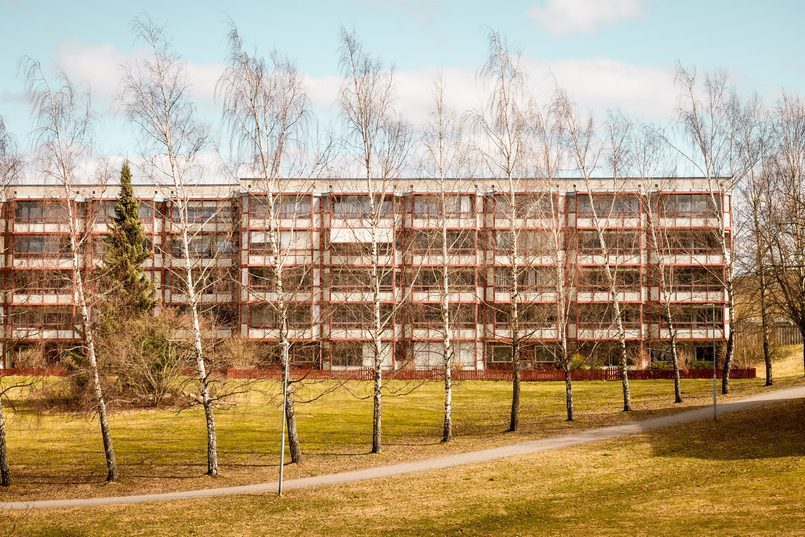 Boligblokken er del av et etablert borettslag med velholdte uteområder og gode interne veier. Galleribilde