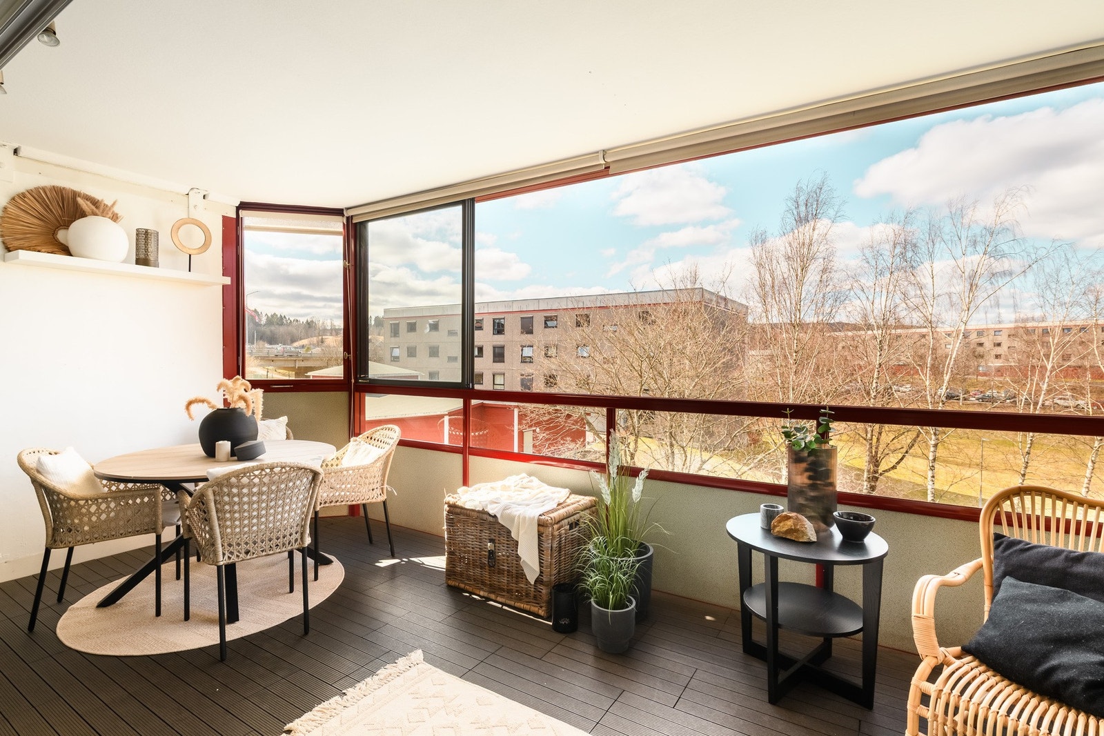 Balkongen cpå a. 14 m² gir plass til både sittegruppe og oppbevaring uten å oppleves trangt. Galleribilde