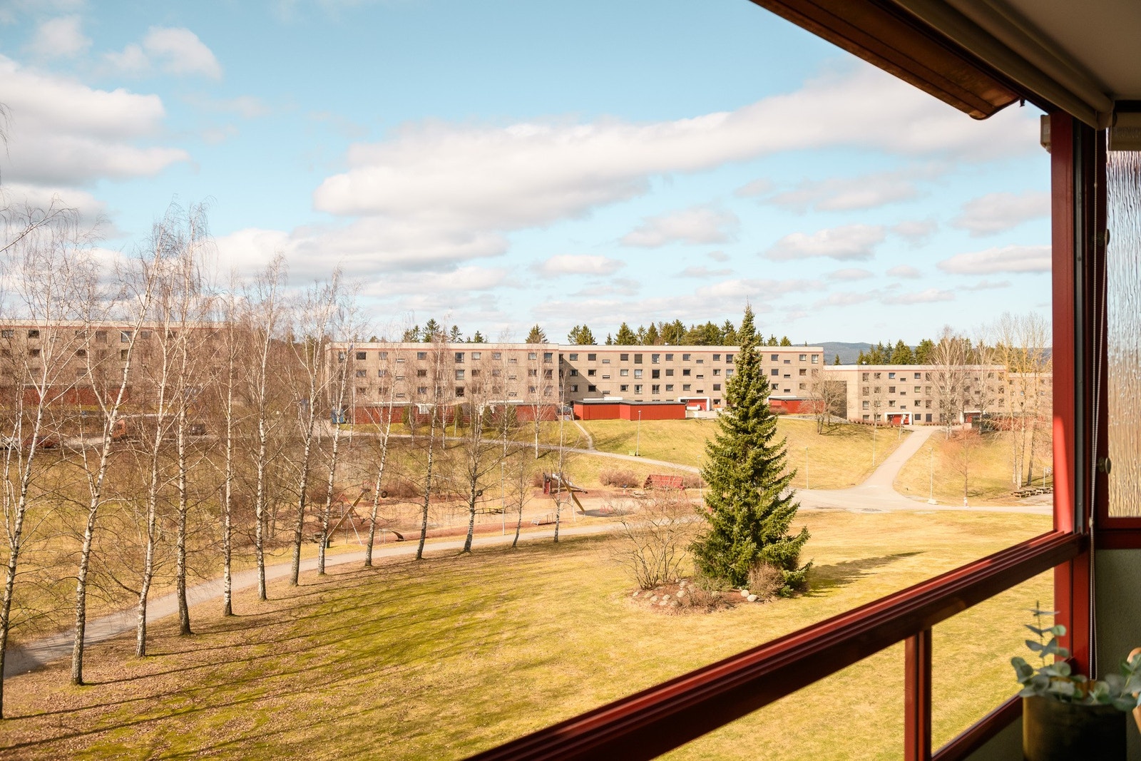 Flott utsyn som vender mot rolige fellesarealer. Borettslaget ligger i et familievennlig område med kort vei til skole, barnehage, buss, dagligvare og turstier. Galleribilde