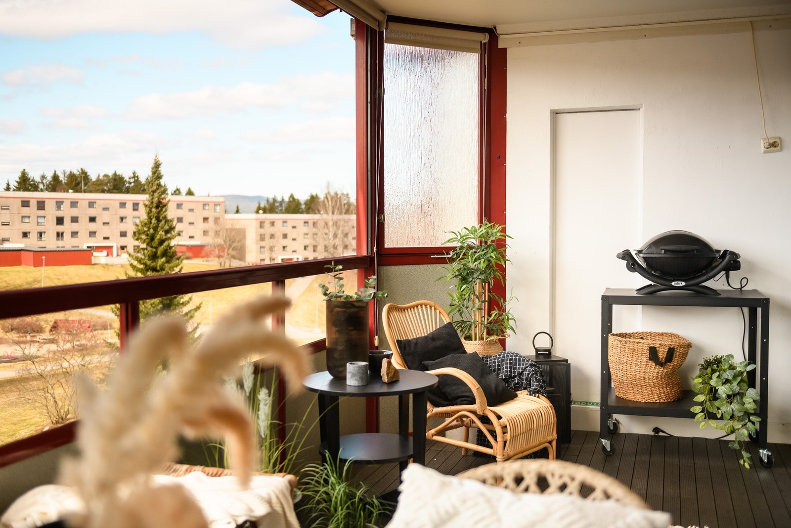 Den vestvendte, innglassede balkongen gir en lun uteplass med god brukstid gjennom store deler av året. Galleribilde