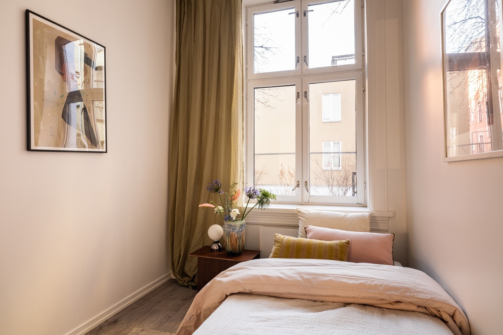 Soverommet har enstavs laminat på gulv og glatte lysmalte overflater. Galleribilde