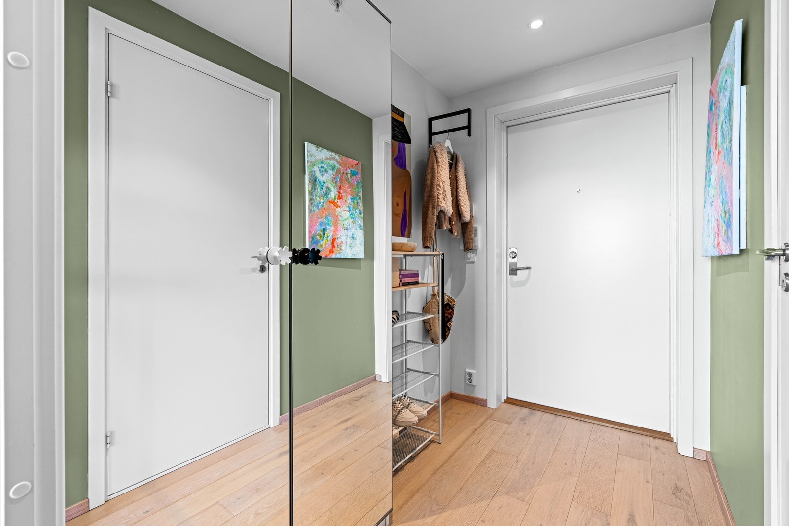 Hyggelig og praktisk entré med plass til skoskap og oppheng for yttertøy. Galleribilde
