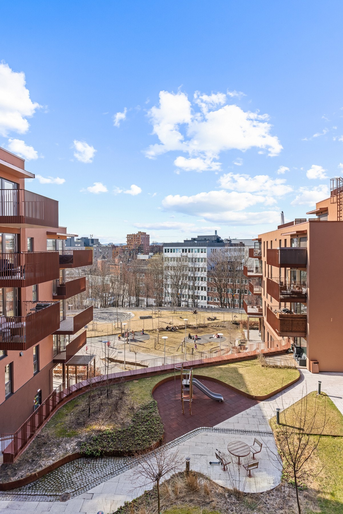 Utsyn fra balkongen til pent opparbeidet bakgård. Galleribilde