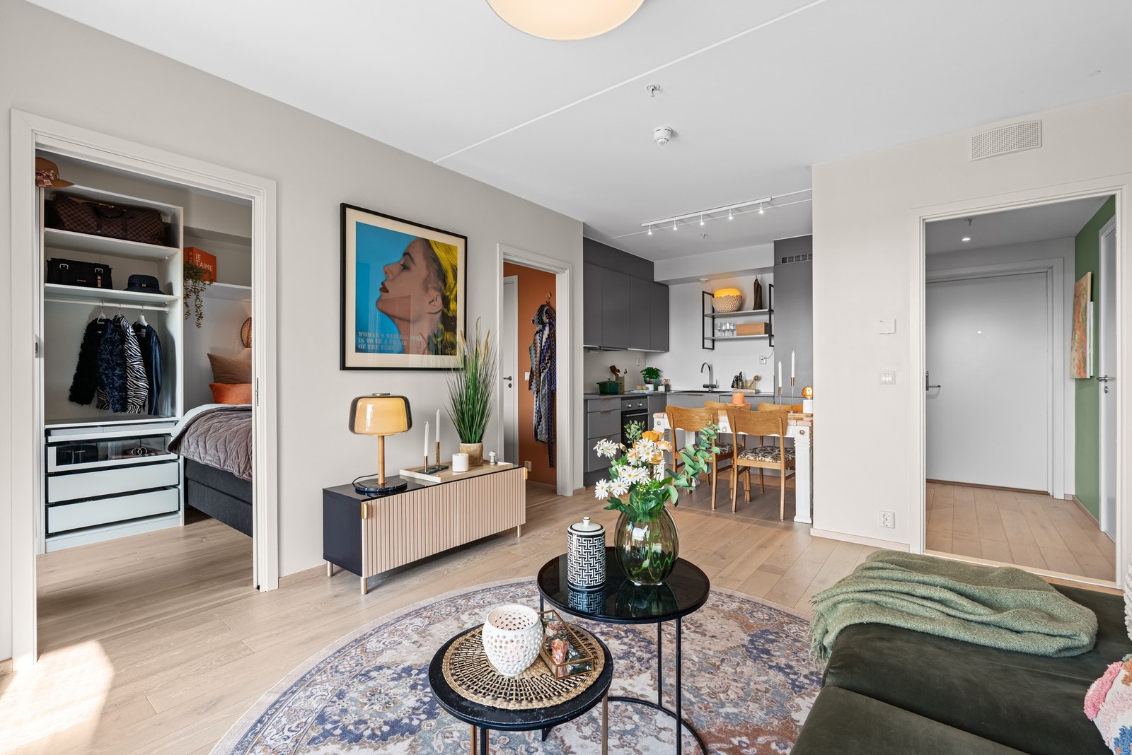 Stuen har en åpen kjøkkenløsning med tidsriktig innredning fra HTH. Galleribilde