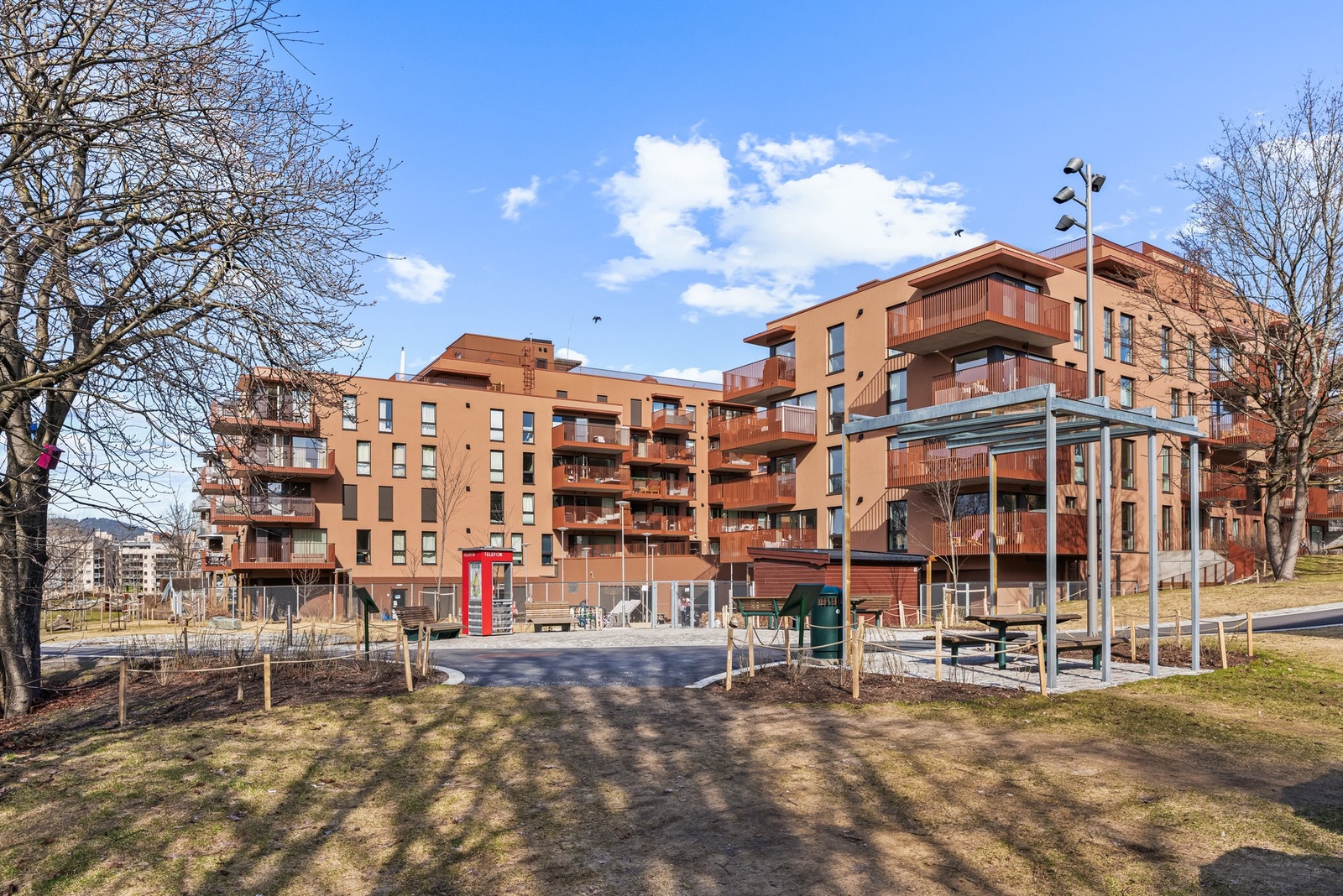Det er gangavstand til flere dagligvareforretninger, kaféer, turområder og offentlig kommunikasjon. Galleribilde
