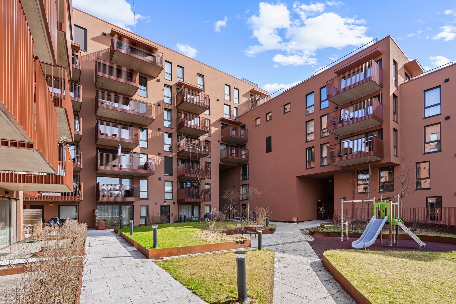 Leiligheten har en flott beliggenhet på populære Malerhaugen, sentralt plassert midt mellom Ensjø og Helsfyr - to av Oslos aller beste kollektivknutepunkt. Galleribilde