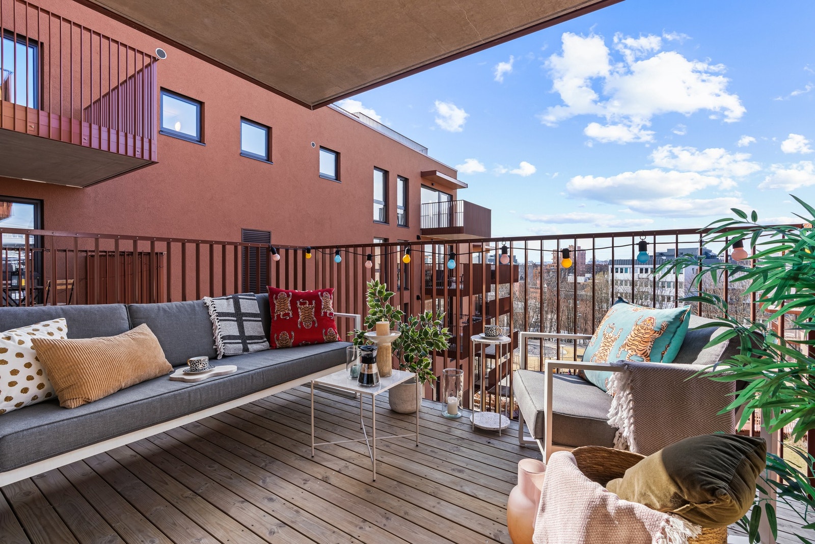 Balkongen har god plass til loungegruppe og grill. Galleribilde
